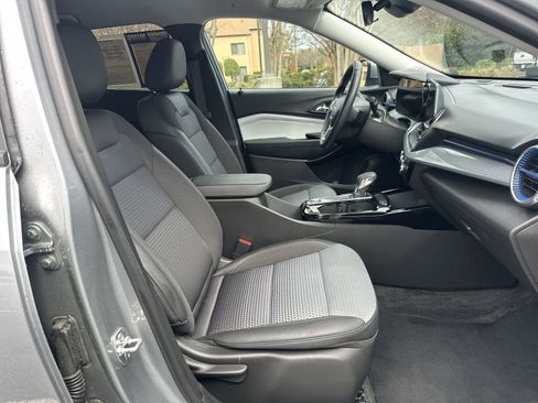 Used 2025 Chevrolet Trax LT w/ LT Convenience Package image 22