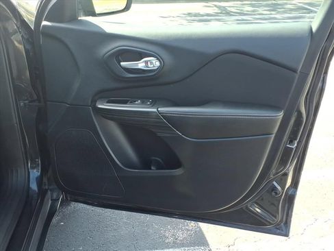 Used 2016 Jeep Cherokee Sport FWD image 21