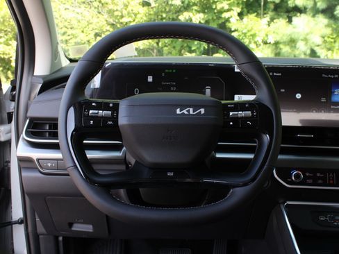 New 2027 Kia Carnival SX w/ Dark Edition Package FWD image 10