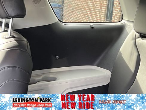 Used 2024 Kia Carnival EX image 15