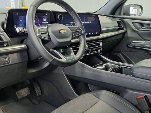 Used 2025 Chevrolet Traverse LT image 9