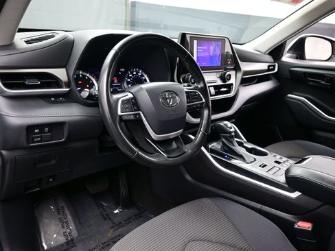 Used 2023 Toyota Highlander LE AWD/4WD image 13