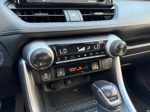 Used 2020 Toyota RAV4 XLE w/ Convenience Package AWD/4WD image 28