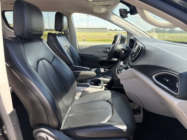 Used 2023 Chrysler Pacifica Touring-L FWD image 14
