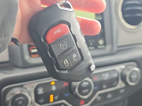 Used 2021 Jeep Wrangler Unlimited Sahara image 44