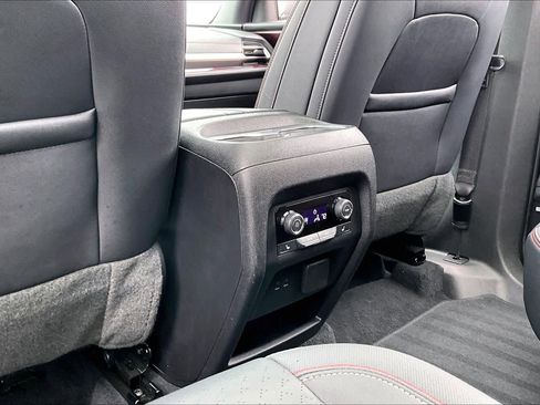 Used 2024 Chevrolet Traverse RS image 33