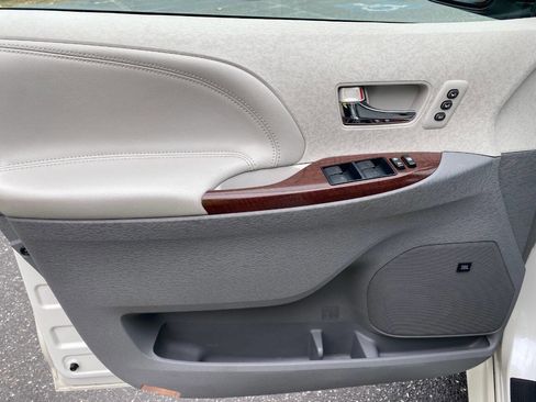 Used 2012 Toyota Sienna Limited w/ Premium Pkg image 11