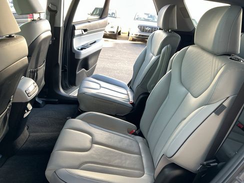 Used 2023 Hyundai Palisade SEL w/ Premium Package image 13
