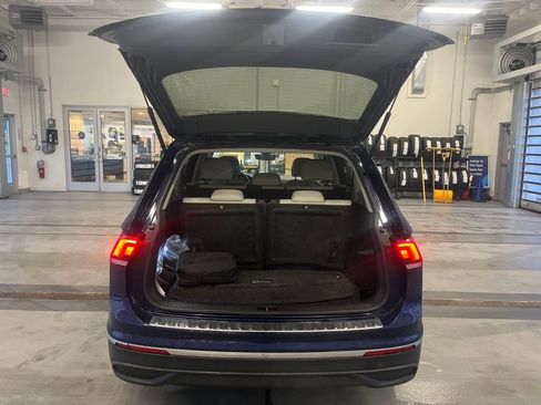 Used 2023 Volkswagen Tiguan SE w/ Panoramic Sunroof Package image 4
