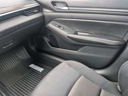 Used 2025 Nissan Altima 2.5 SV FWD image 19