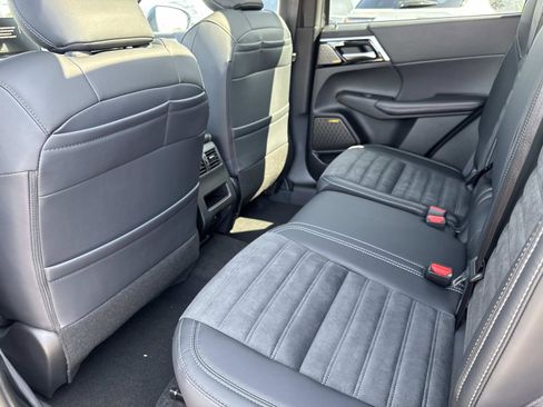 New 2025 Mitsubishi Outlander SE image 11