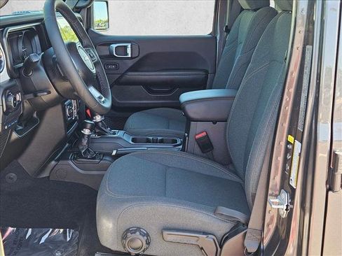 Used 2025 Jeep Wrangler Sahara image 15