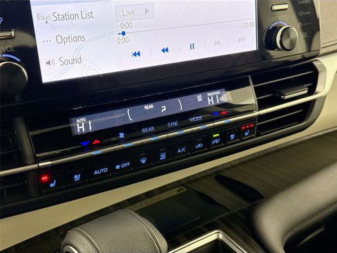 Certified 2022 Toyota Sienna Platinum image 27