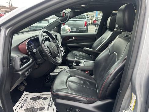 Used 2020 Chrysler Pacifica Limited image 19