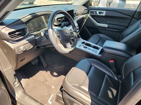 Used 2022 Ford Explorer XLT w/ Equipment Group 202A image 7