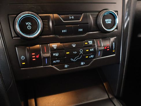 Used 2019 Ford Explorer XLT w/ Equipment Group 202A FWD image 7