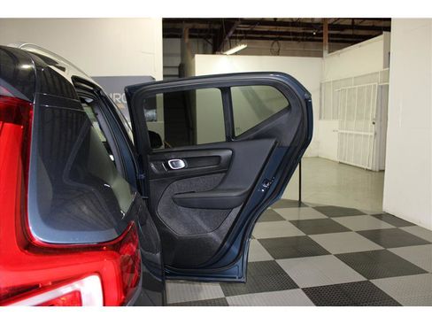 Used 2022 Volvo XC40 T5 Momentum image 22