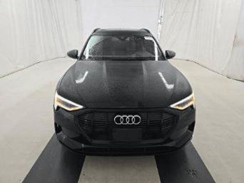 Used 2022 Audi e-tron Premium w/ Convenience Plus Package AWD/4WD image 4