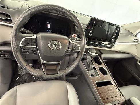 Used 2022 Toyota Sienna XLE image 18