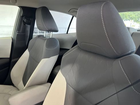 Used 2021 Toyota Corolla LE FWD image 3