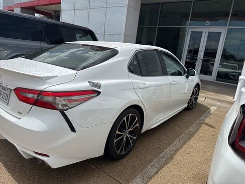 Used 2018 Toyota Camry SE image 3