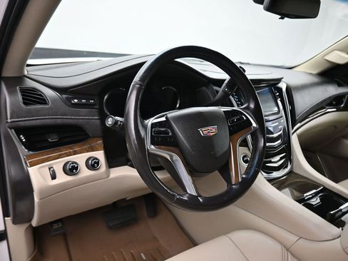 Used 2018 Cadillac Escalade ESV Luxury image 14