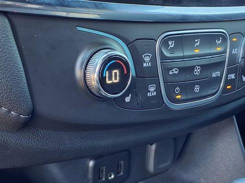 Used 2023 Chevrolet Traverse LT FWD image 5