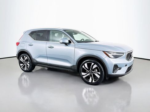 Used 2023 Volvo XC40 B4 Plus w/ Driver Assist Package FWD image 3