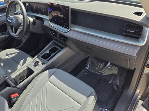 Certified 2026 Volkswagen Tiguan SE w/ Panoramic Sunroof Package FWD image 18