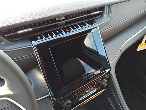 New 2025 Jeep Grand Cherokee Altitude image 14