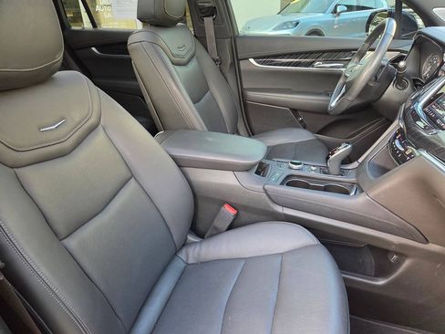 Used 2024 Cadillac XT6 Premium Luxury w/ Technology Package FWD image 10