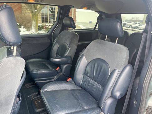 Used 2001 Chrysler Town & Country Limited image 14