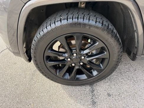 Used 2020 Jeep Grand Cherokee Altitude AWD/4WD image 12