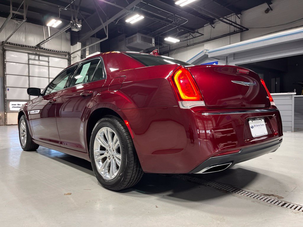 Used 2018 Chrysler 300 Touring L RWD image 5