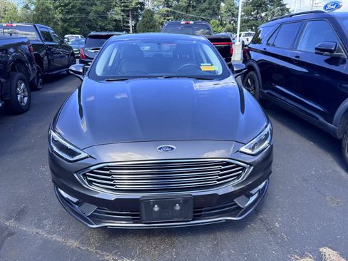 Used 2017 Ford Fusion SE w/ Fusion SE Technology Package FWD image 2