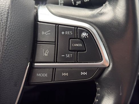 Used 2020 Toyota Highlander LE AWD/4WD image 17