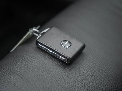 Used 2025 Volvo V60 B5 Cross Country Plus image 41