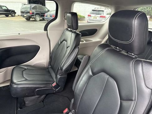 Used 2024 Chrysler Pacifica Touring-L FWD image 24