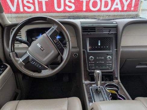 Used 2017 Lincoln Navigator Select image 9