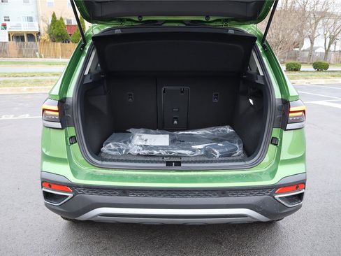 New 2026 Volkswagen Taos SE image 5