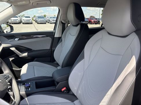 New 2025 Volkswagen Tiguan SE FWD image 12