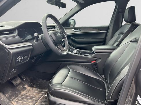 Used 2025 Jeep Grand Cherokee Limited w/ Black Appearance Package AWD/4WD image 11