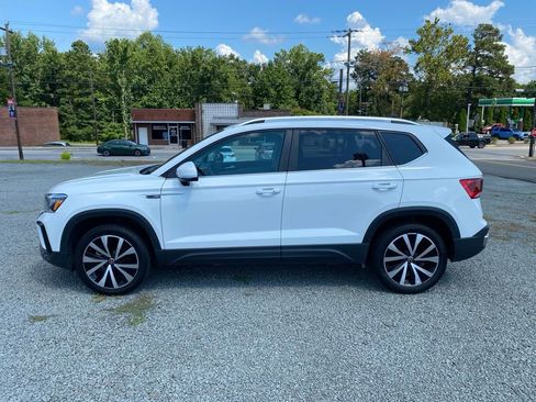 Used 2023 Volkswagen Taos SE image 6