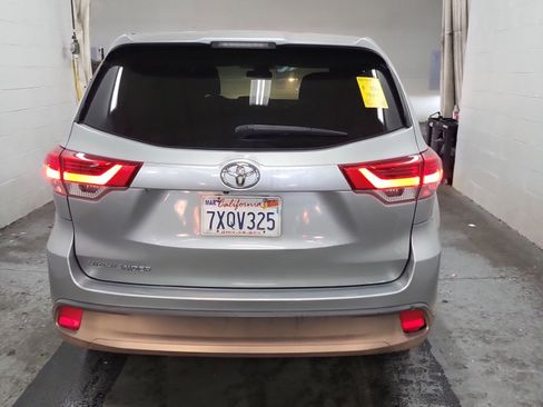 Used 2017 Toyota Highlander LE w/ Carpet Mat Package image 7