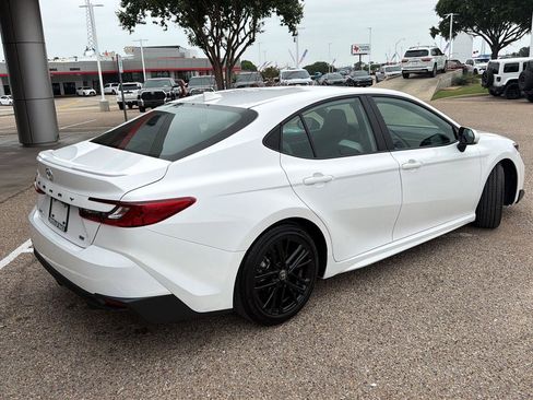 Used 2025 Toyota Camry SE FWD image 3