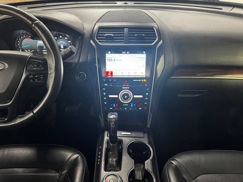 Used 2018 Ford Explorer Platinum AWD/4WD image 17