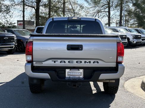 Used 2017 Toyota Tacoma TRD Sport w/ Tow Package (A/T) image 4