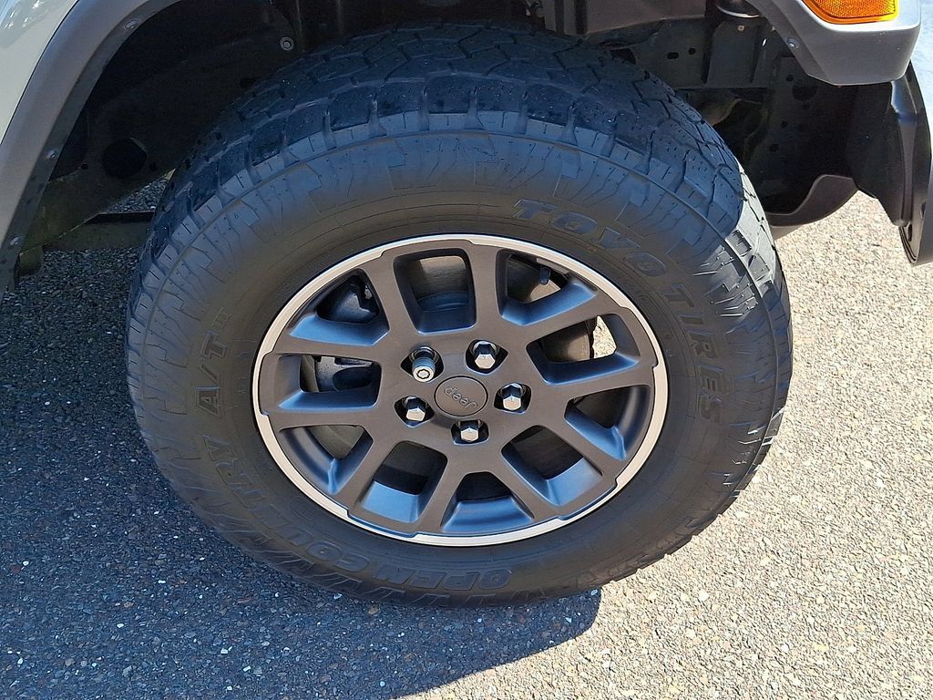 Used 2020 Jeep Gladiator Overland AWD/4WD image 9