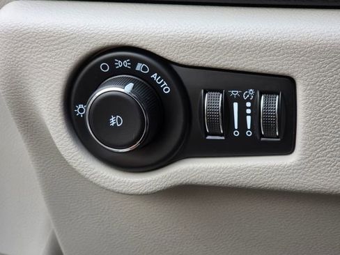 Used 2024 Chrysler Pacifica Touring-L FWD image 42