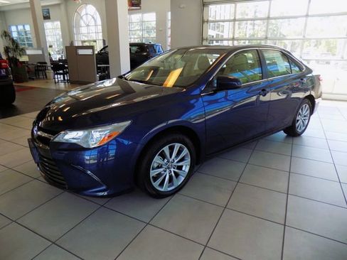Used 2017 Toyota Camry XLE w/ Moonroof Package FWD image 3